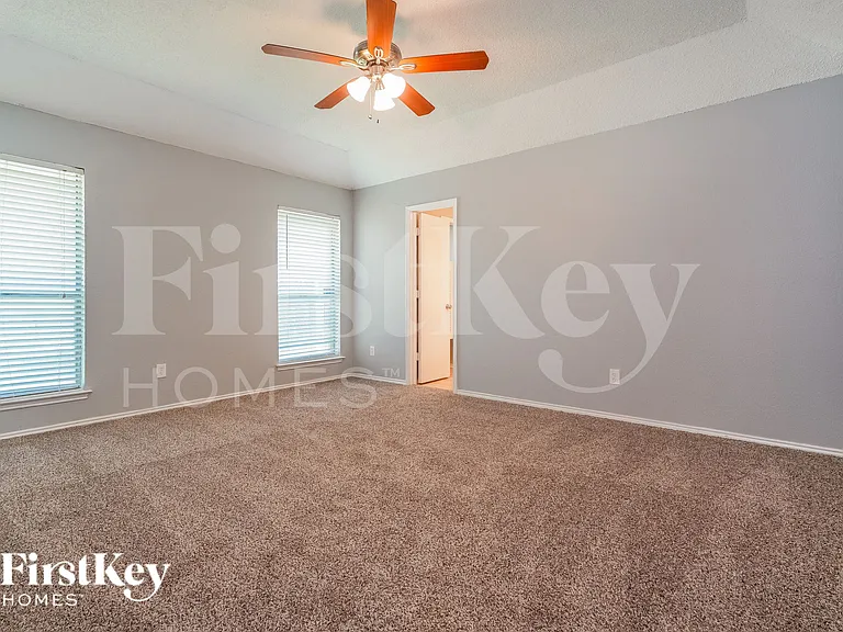 5304 Tamarack Ct — Photo 10