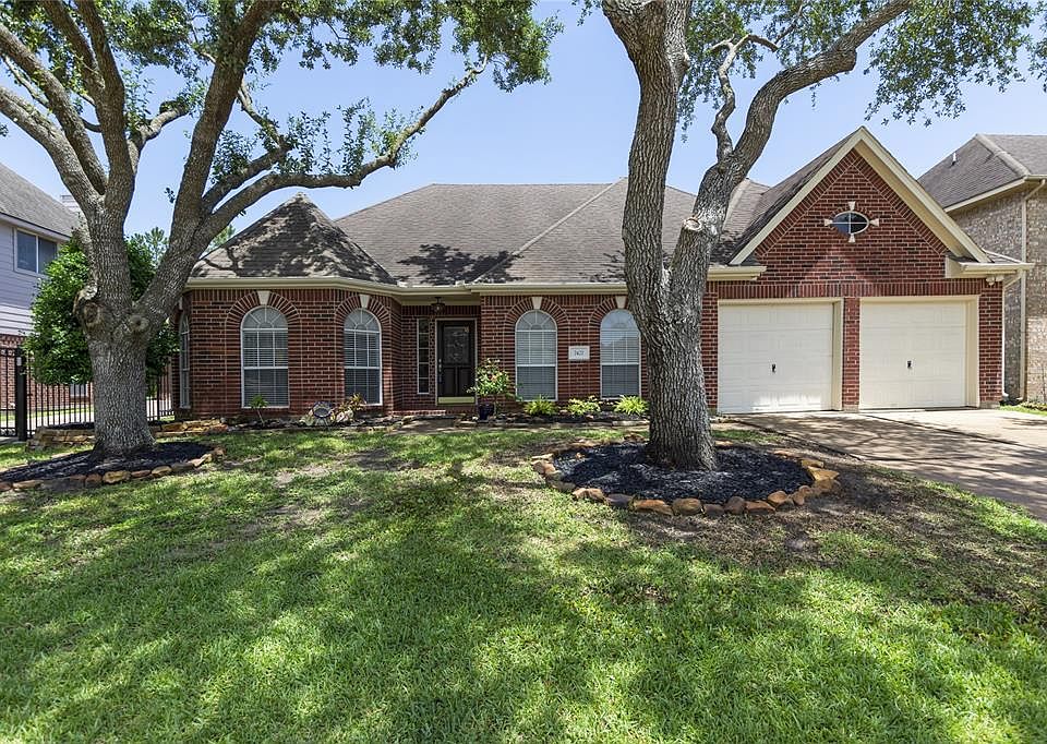 GREAT CURB APPEAL ON THIS FULLY BRICK HOME