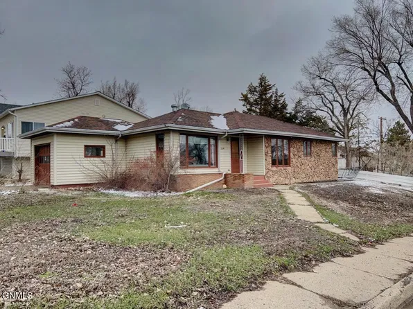 204 3rd Ave NW, Watford City, ND 58854