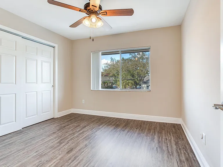 Chateau Apartments — Photo 20