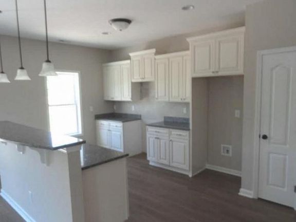 3rd image of 595 Roanoke Dr