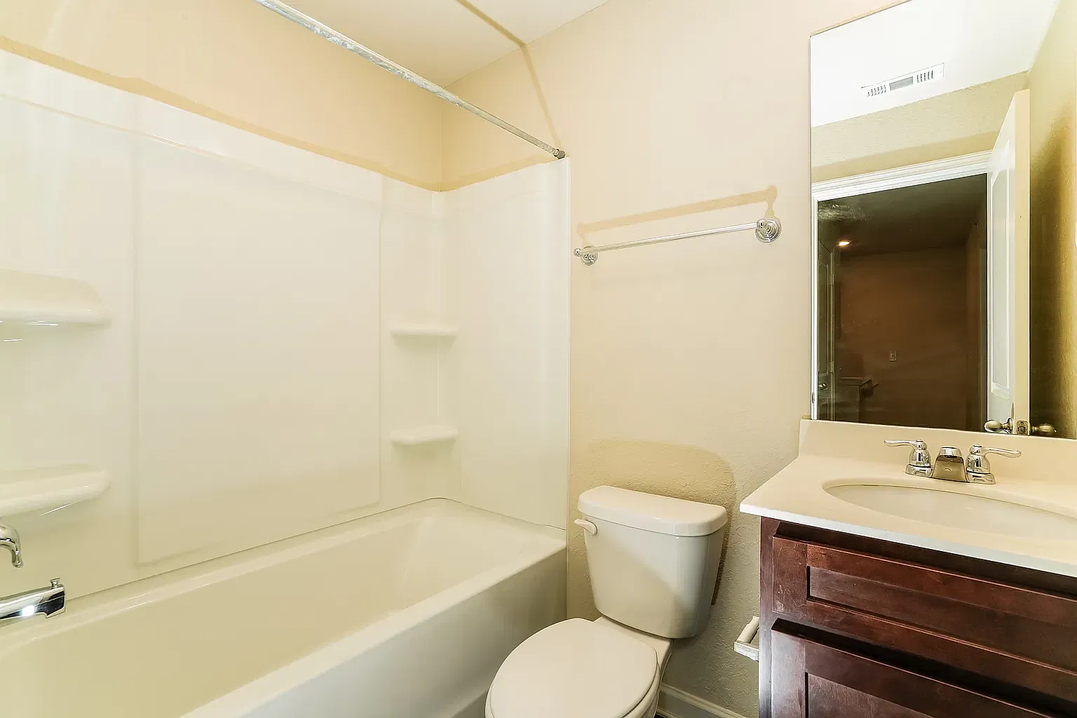 3 bed, 1198 sqft, $2,068 — Photo 4