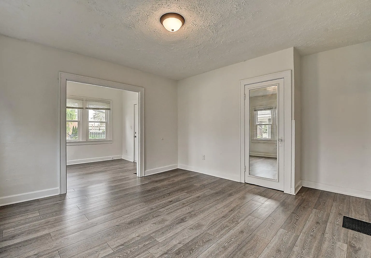 2 bed, 900 sqft, $899 — Photo 2