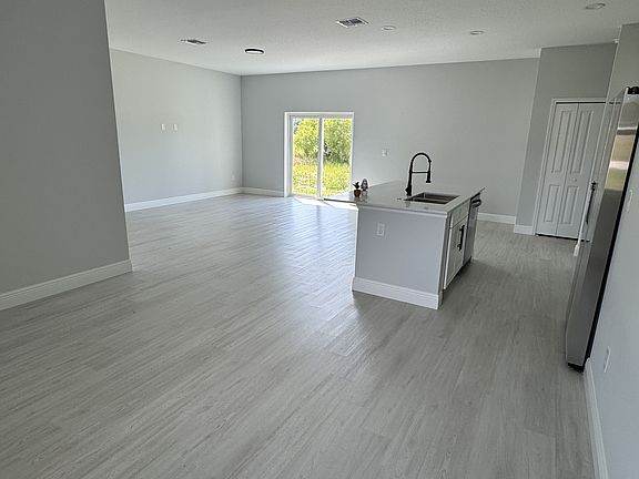 4th image of 113 Dogwood Dr