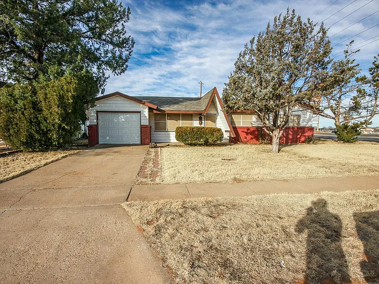 2040 Gerry Dr — Photo 1