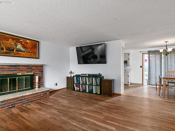 4th image of 4216 NE 38th St