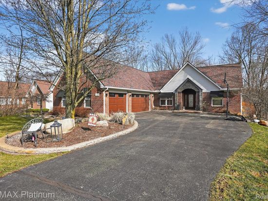 2206 Moorlands Vw, Howell, MI 48855