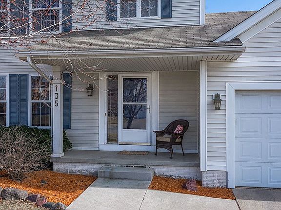 3rd image of 135 SE Westgate Dr
