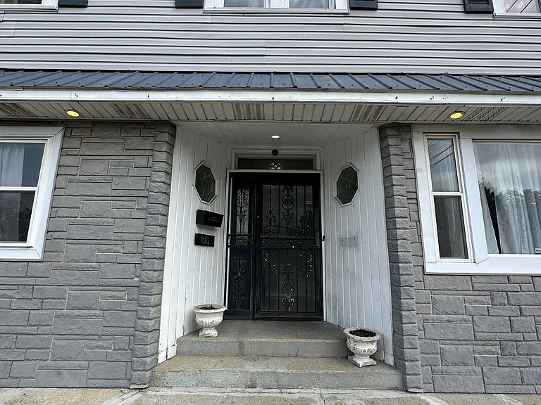 810 E 8th St — Photo 1