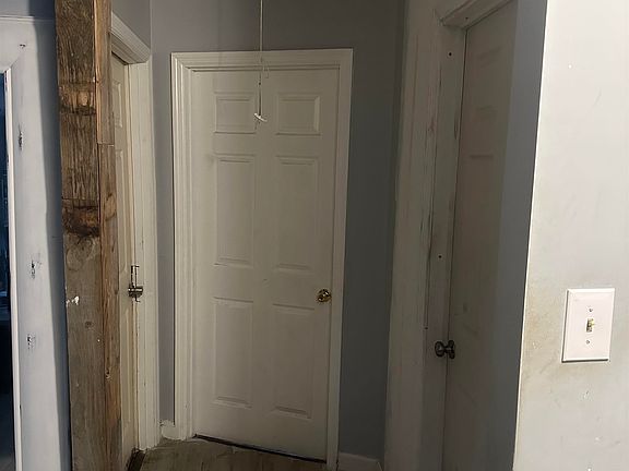 4th image of 1676 Villa Dr