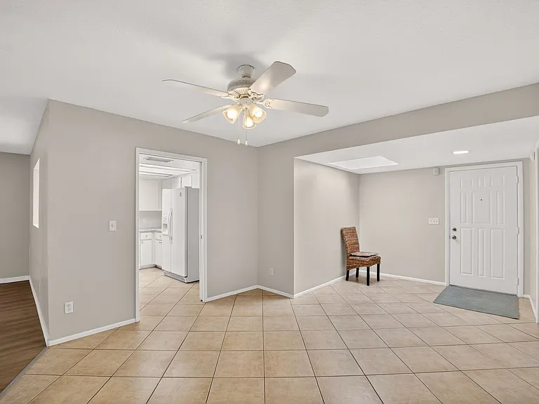 517 W Duke Dr — Photo 8
