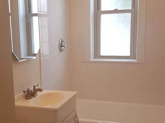 5th image of 18 N Austin Blvd APT 1B