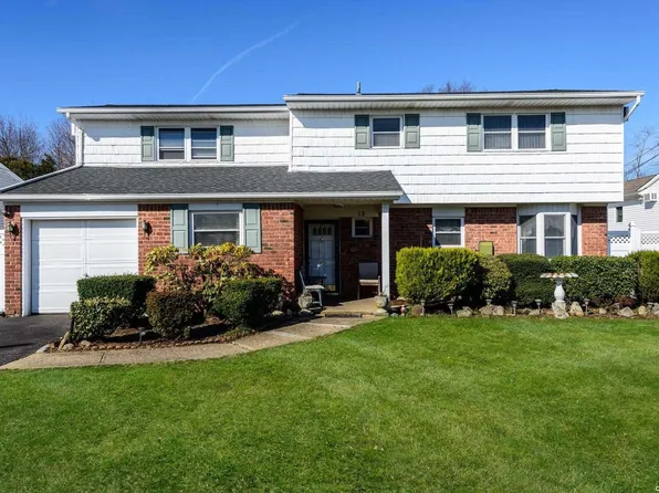 19 Hunt Place, Bethpage, NY 11714