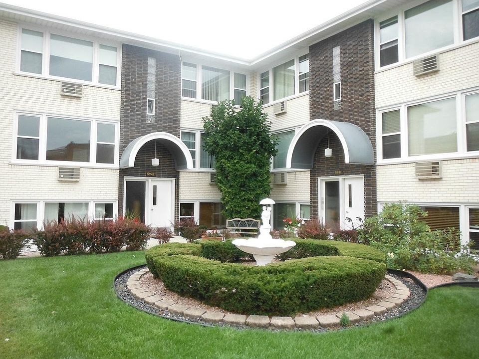 Beautiful Fountain Courtyard