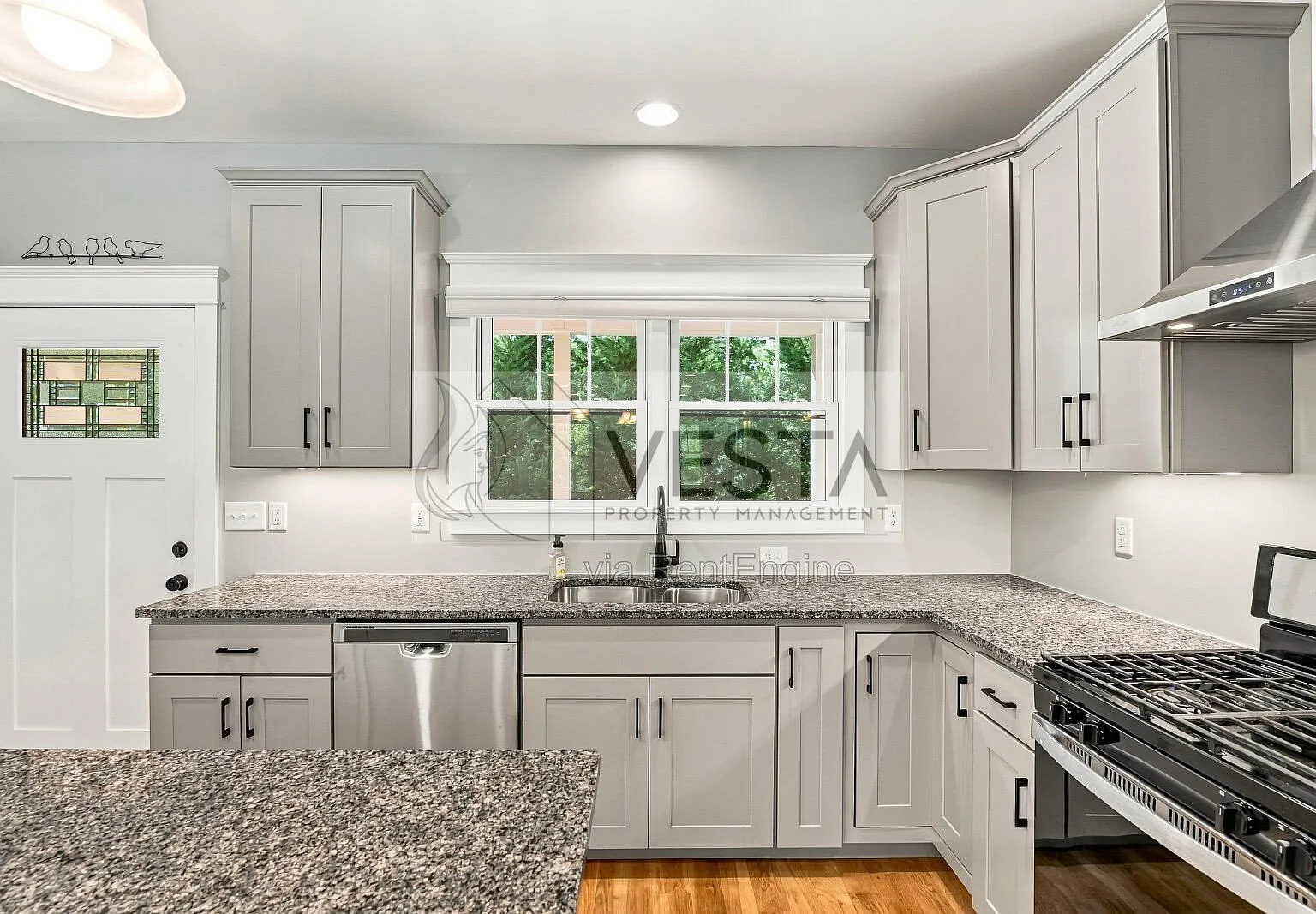 3 bed, 2.0 bath, 1850 sqft, $3,300 — Photo 2