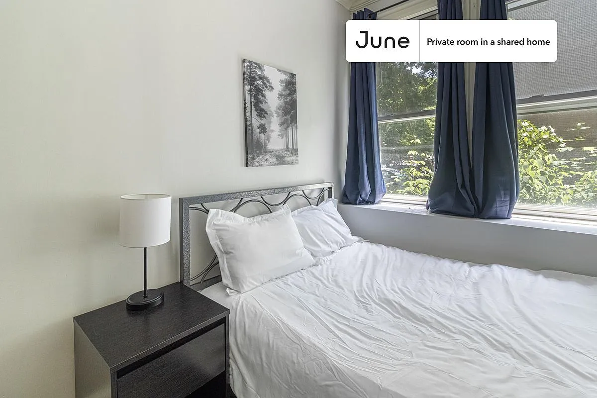 Full bedroom in 5 bed/2 bath home in Brighton #1303 B — Photo 1
