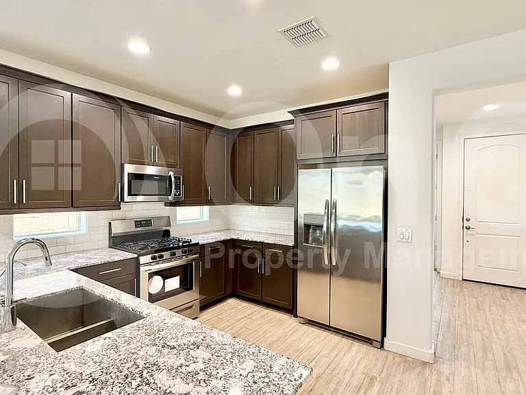16416 W Saguaro Park Ln — Photo 5