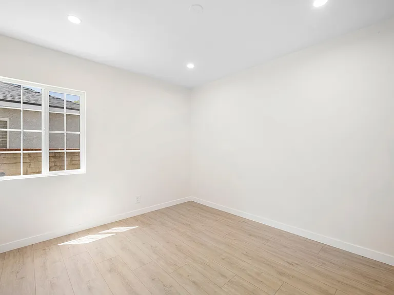 6607 Riverton Ave — Photo 24