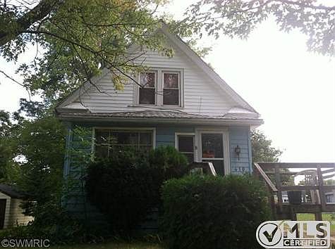 2nd image of 410 Wood St N