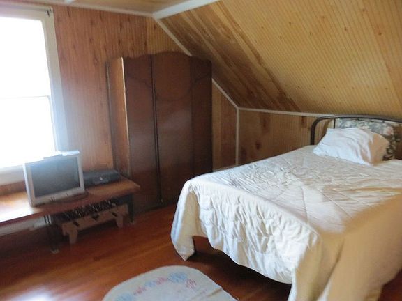 2nd upstairs bedrroom queen