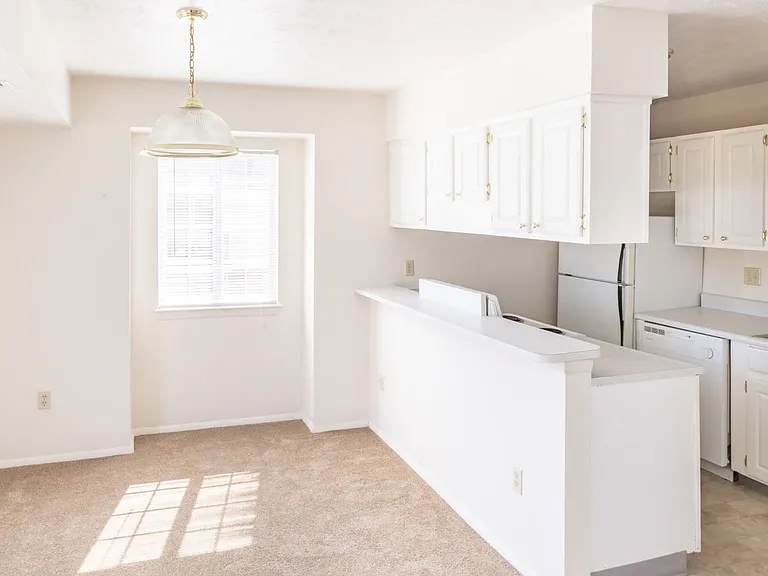 Windsor Gardens Apartments — Photo 105