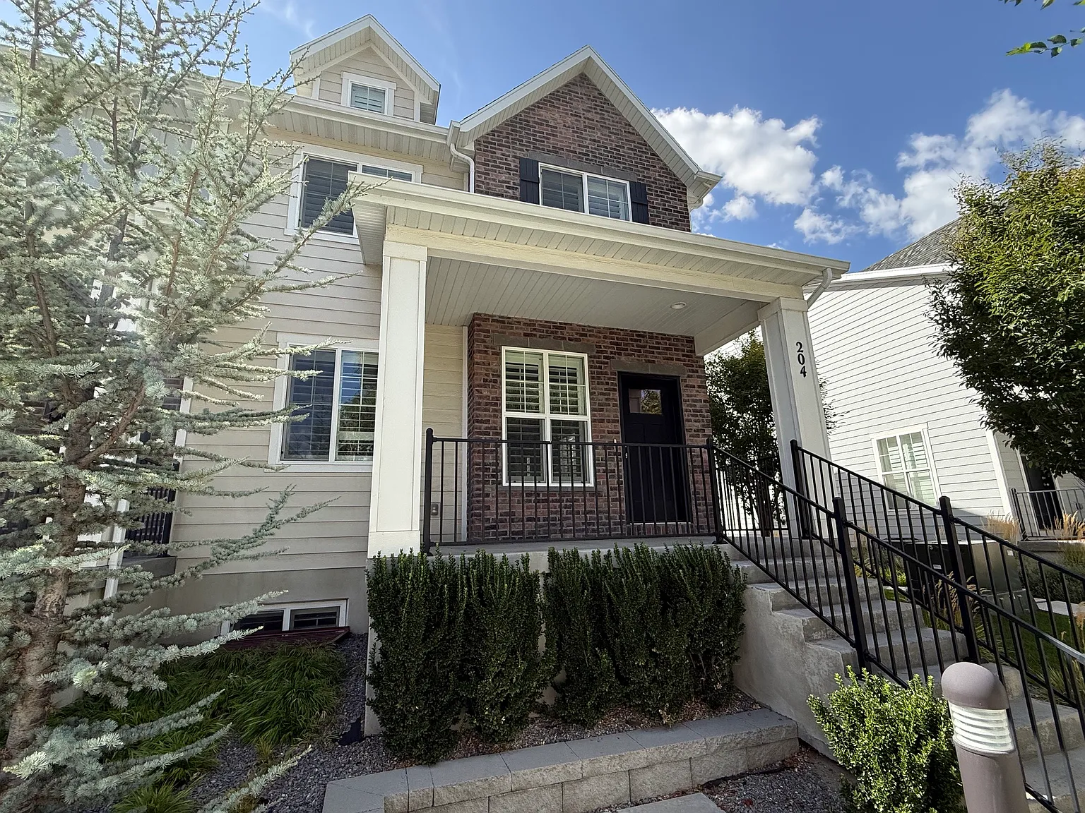 4 bed, 3.5 bath, 2700 sqft, $2,795 — Photo 2
