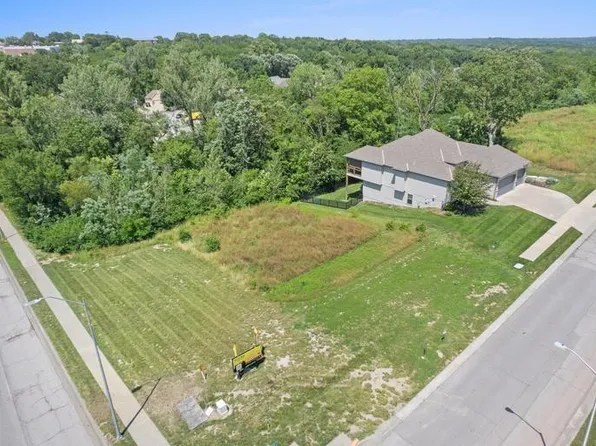 8 E 122nd St, Kansas City, MO 64145