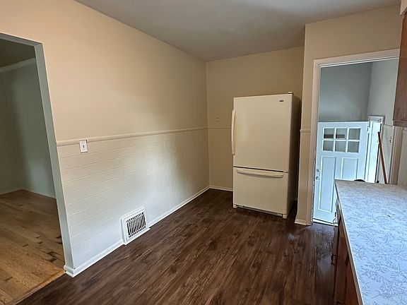 3rd image of 332 Harris Ln