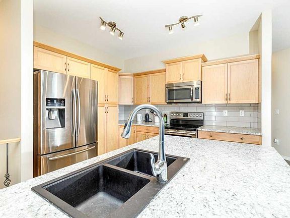4th image of 77 W Alderwood Close