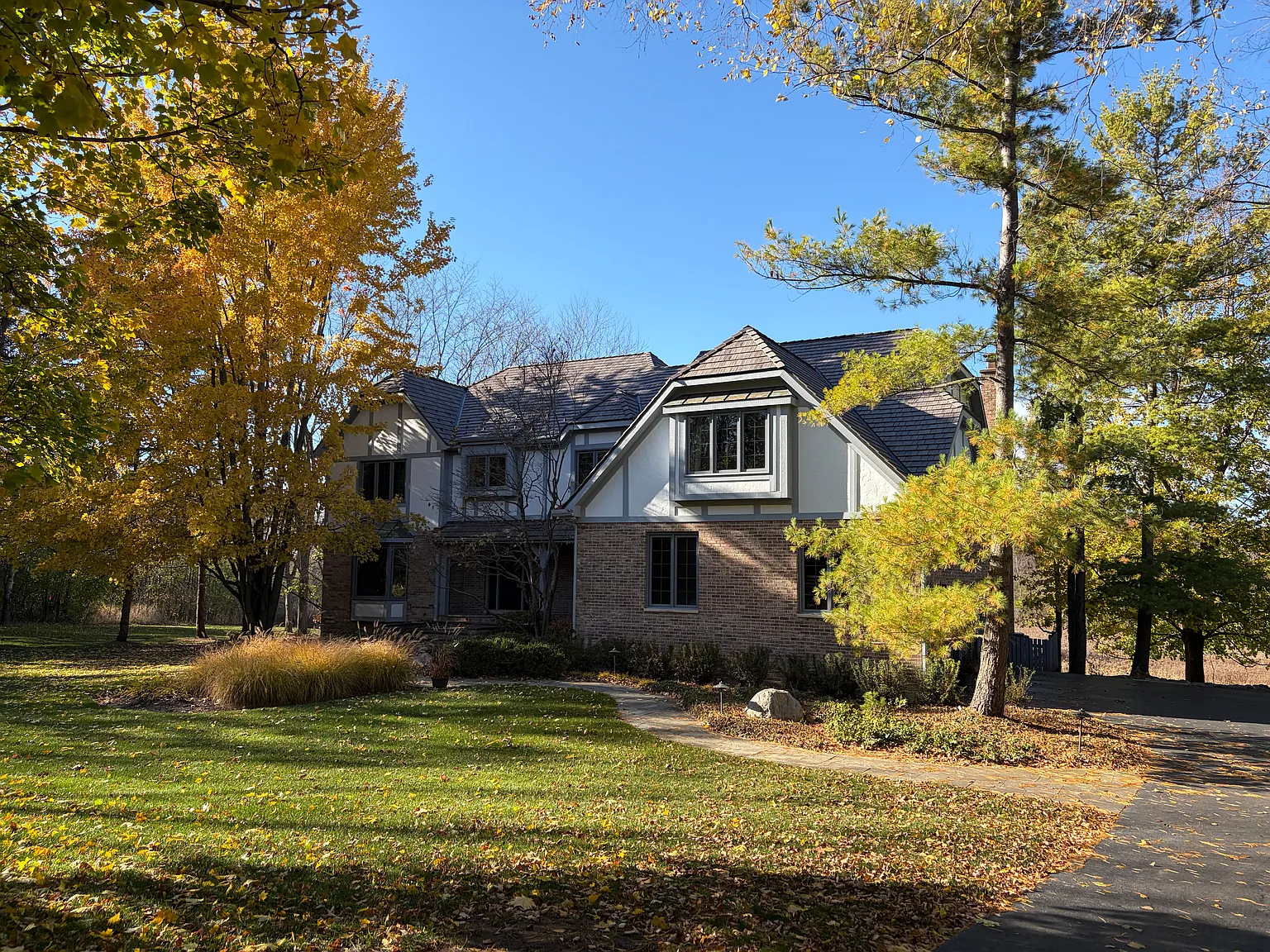 5 bed, 5974 sqft, $9,900 — Photo 2