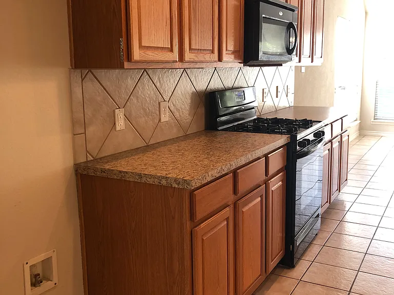 8304 Hitching Trl — Photo 17