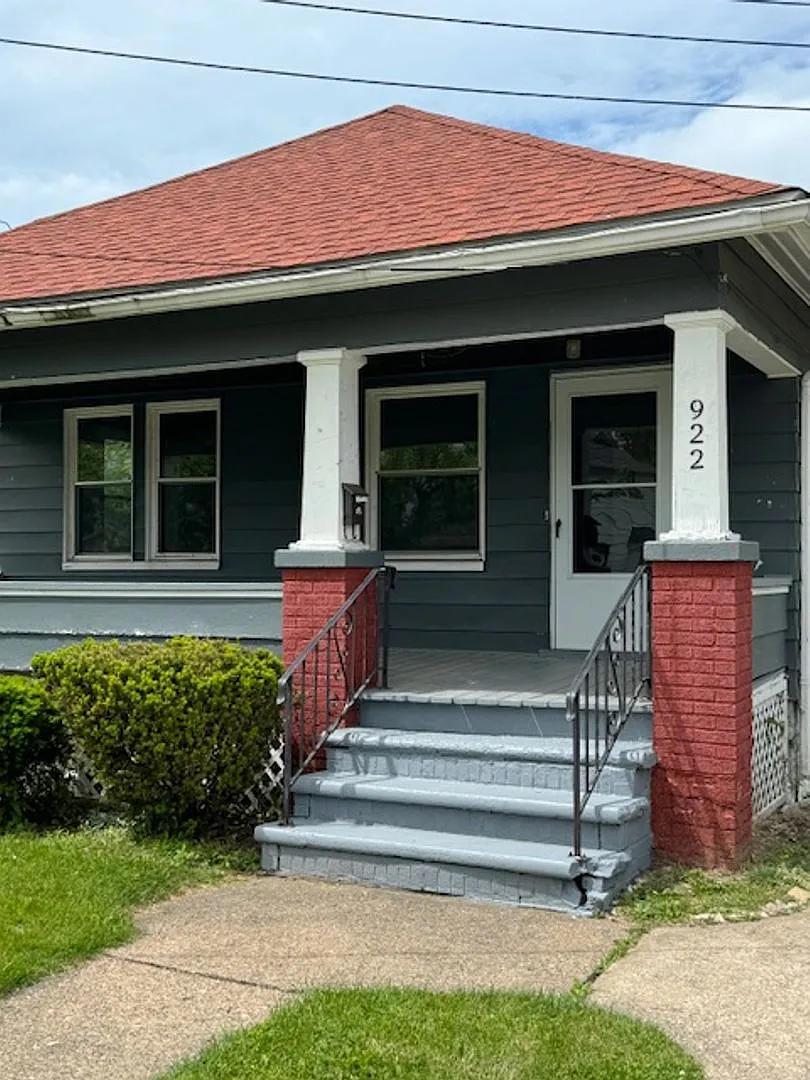 3 Bed - 1 Bath - Single Family Home in Lorain — Photo 2