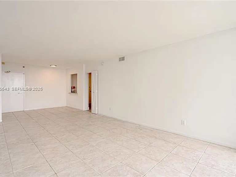 5161 Collins Ave #516 — Photo 12