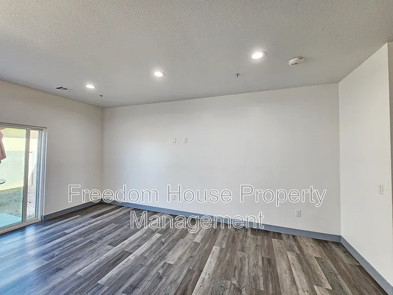 384 Erin St — Photo 8
