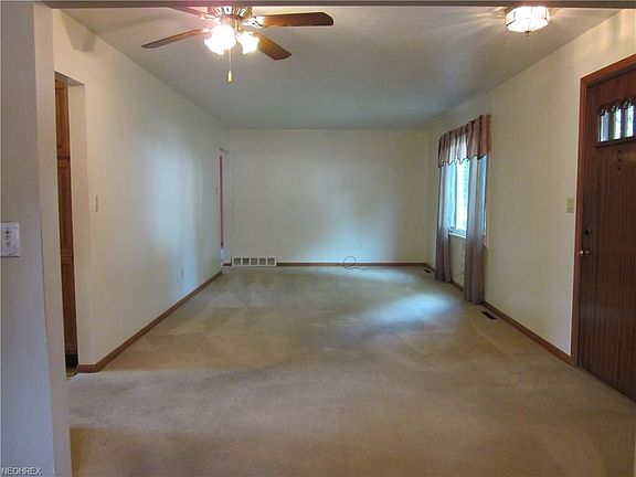 5th image of 32885 Redwood Blvd