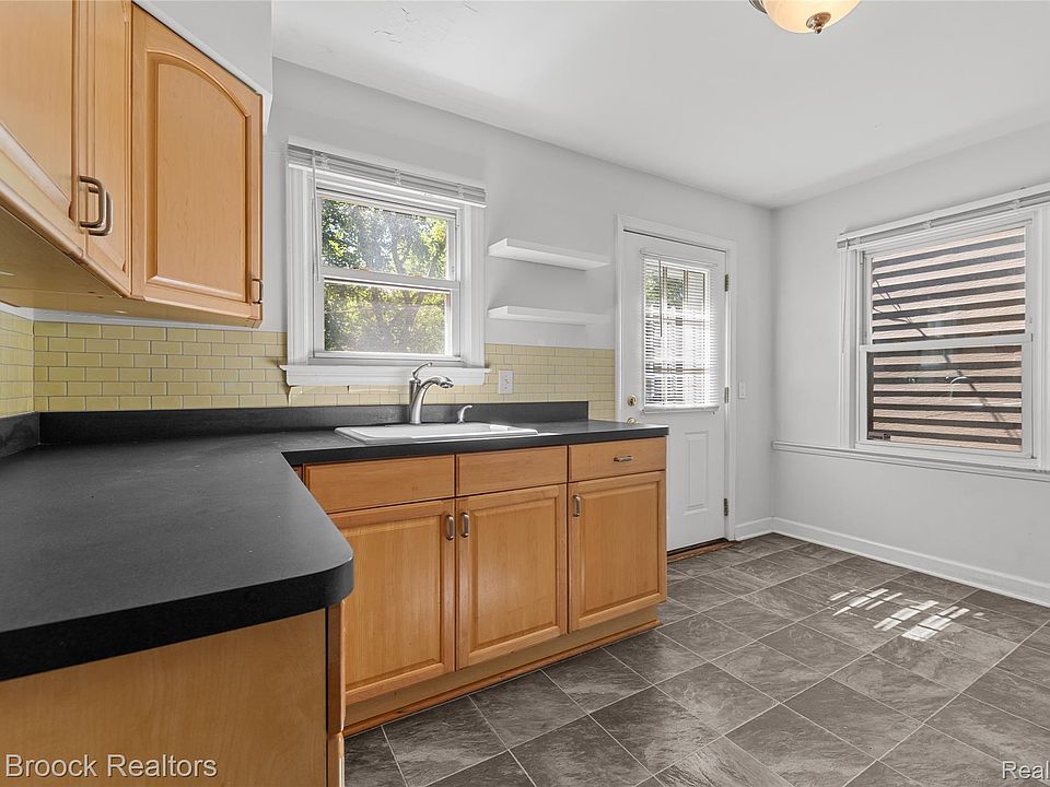 450 E Maplehurst St, photo 6