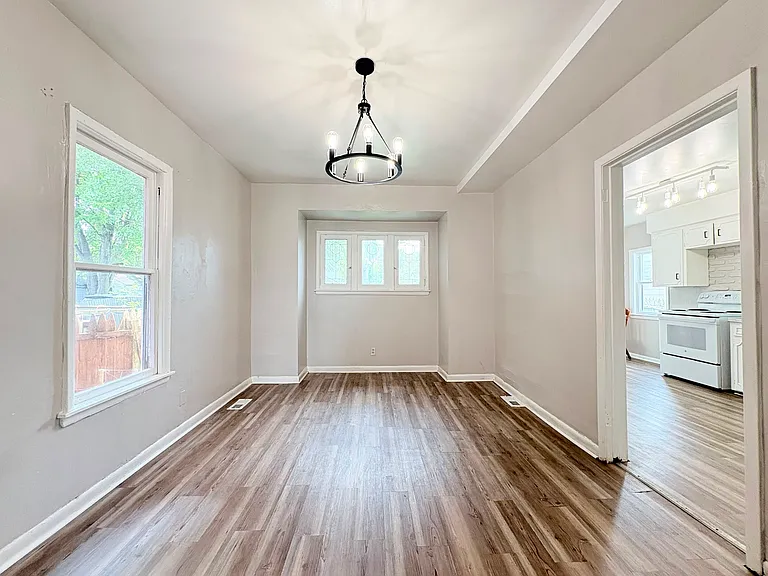716 Clark St — Photo 4