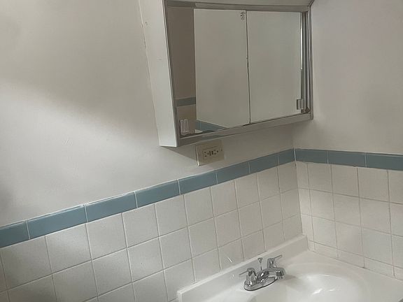 5th image of 252 Berkshire Blvd APT 1B