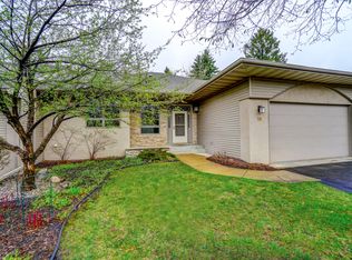 16 Summit Ridge Dr, North Oaks, MN 55127