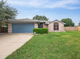 829 Meadowview Ct, Burleson, TX 76028
