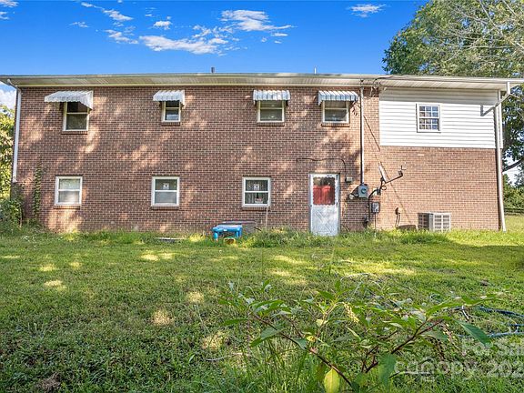 5th image of 140 Steep Ln