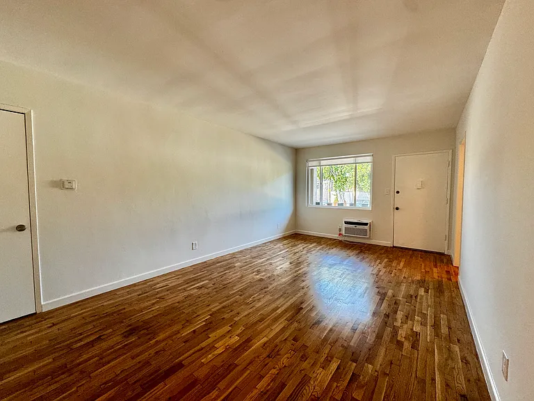 1120 N Curson Ave #5 — Photo 3
