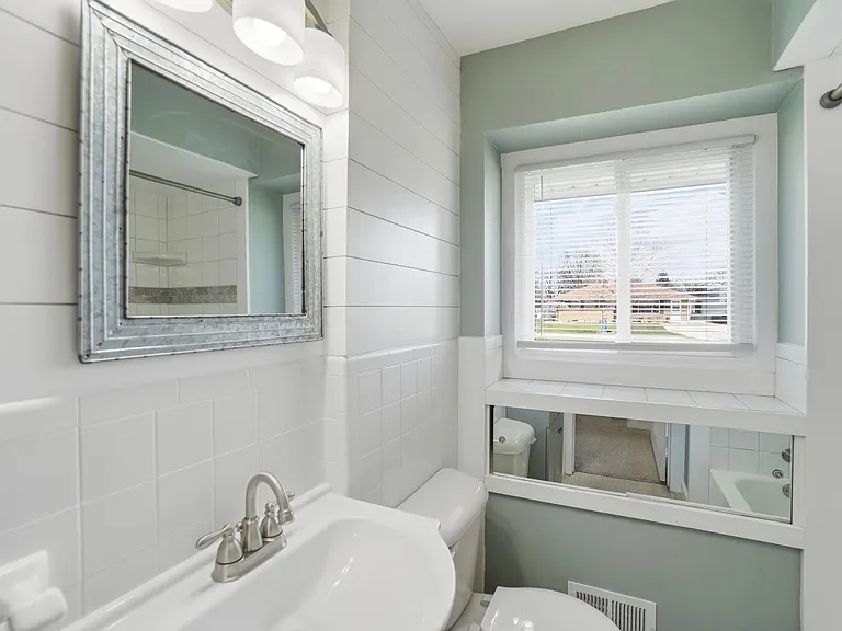 5159 Grosse Point Pkwy — Photo 24