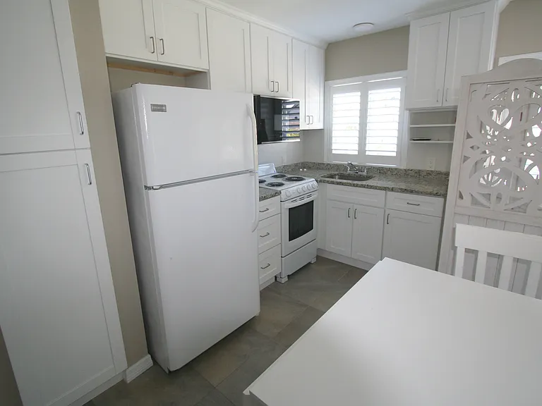 1887 Hyde Park St — Photo 7