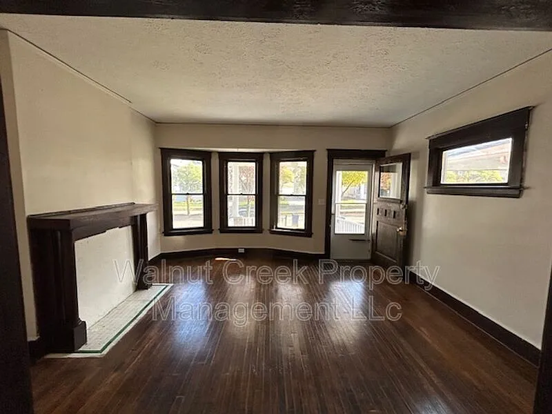 3 bed, 1.0 bath, 1200 sqft, $1,525 — Photo 2