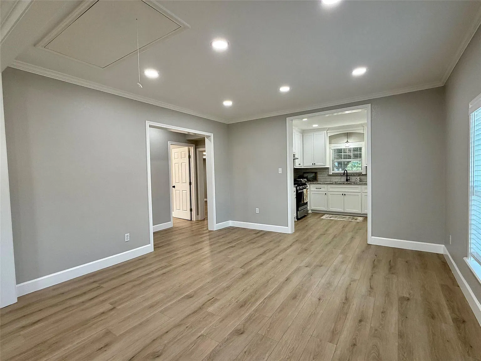 3 bed, 1.0 bath, 1054 sqft, $1,695 — Photo 3