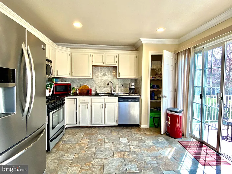240 William Livingston Ct — Photo 14
