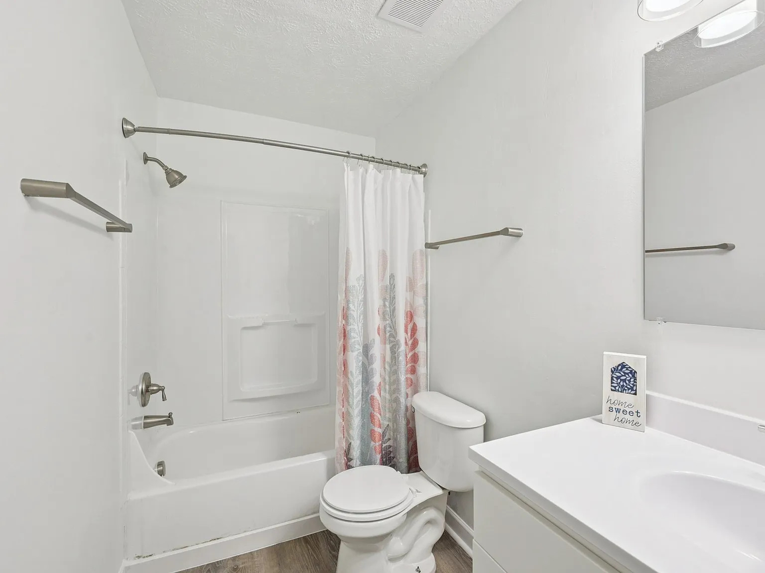 Barrington Square Apartments — Photo 2