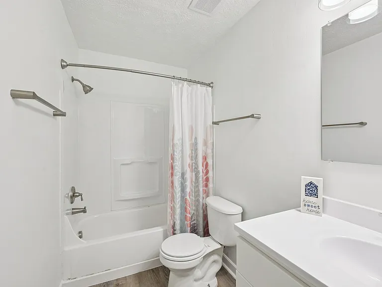 Barrington Square Apartments — Photo 2