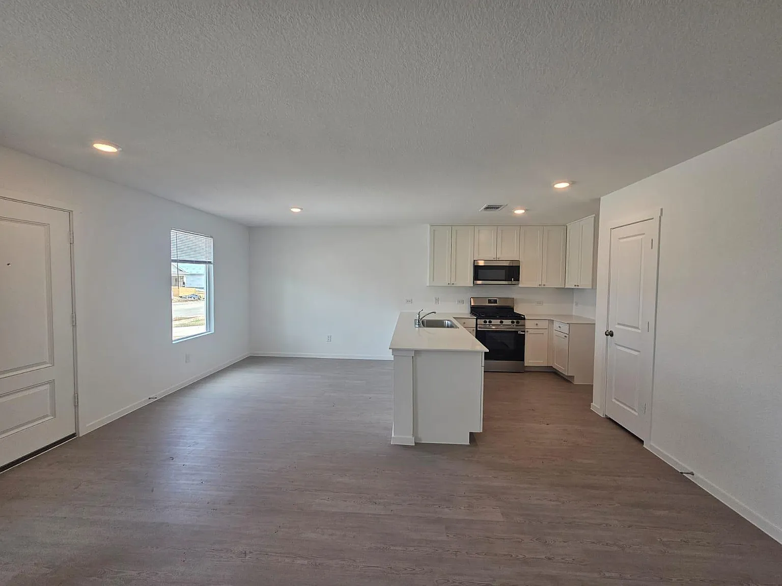 4 bed, 2.5 bath, 1802 sqft, $1,950 — Photo 2